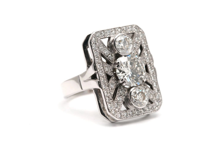 58 Bague contemporaine Art déco en or blanc 18 carats et diamants 58 Facettes 23935