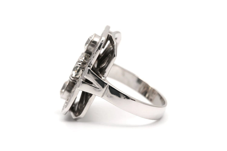 58 Bague contemporaine Art déco en or blanc 18 carats et diamants 58 Facettes 23935
