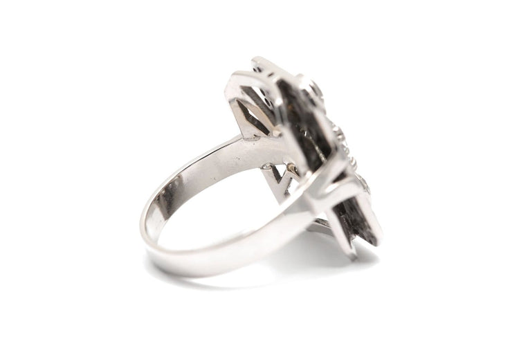 58 Bague contemporaine Art déco en or blanc 18 carats et diamants 58 Facettes 23935