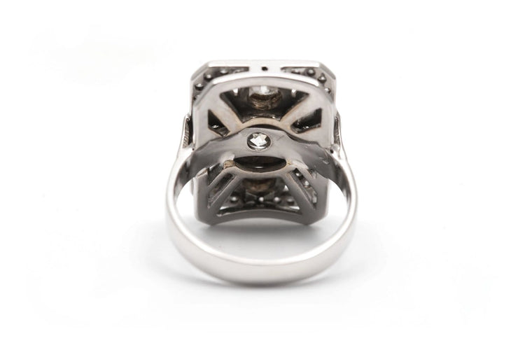 58 Bague contemporaine Art déco en or blanc 18 carats et diamants 58 Facettes 23935