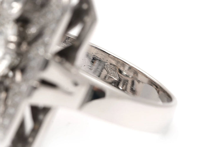 58 Bague contemporaine Art déco en or blanc 18 carats et diamants 58 Facettes 23935