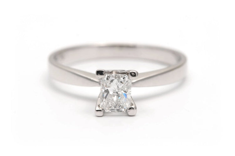 54 Bague contemporaine en or blanc et diamant taille baguette 58 Facettes B908