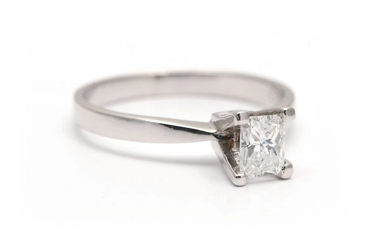54 Bague contemporaine en or blanc et diamant taille baguette 58 Facettes B908