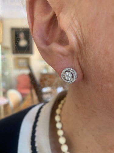 Boucles d'oreilles Boucles d'oreilles tourbillons pavées de diamants en or gris 18 carats 58 Facettes BO258