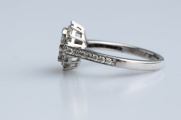 51 Bague chou en or blanc 18K et diamants 2,16 ct 58 Facettes BGCHOUCC1531-107