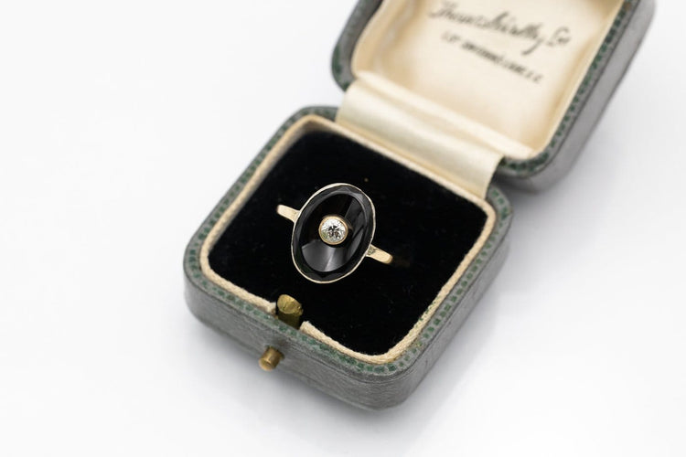 50 Bague vintage en or jaune, onyx et diamant 58 Facettes 13453A