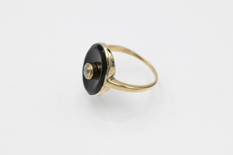 50 Bague vintage en or jaune, onyx et diamant 58 Facettes 13453A