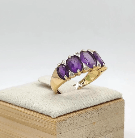 Bague 54 Bague bandeau en or jaune, améthystes et diamants 58 Facettes 239