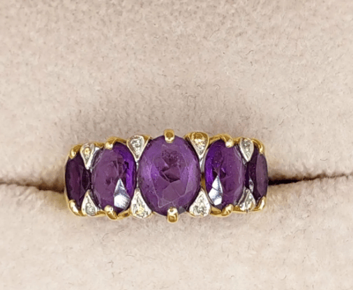 Bague 54 Bague bandeau en or jaune, améthystes et diamants 58 Facettes 239