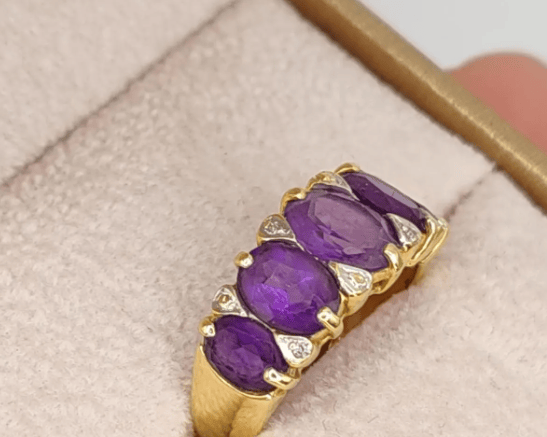 Bague 54 Bague bandeau en or jaune, améthystes et diamants 58 Facettes 239