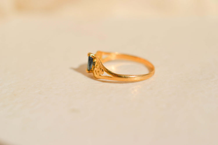https://cdn.shopify.com/s/files/1/0963/7950/2920/files/bague-art-nouveau-saphir-or.jpg?v=1787837072