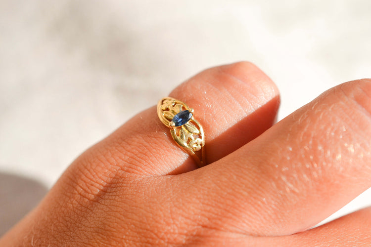 https://cdn.shopify.com/s/files/1/0963/7950/2920/files/bague-or-jaune-saphir_f87b5bb7-df1c-4e9a-81b4-6ddcfef23824.jpg?v=1787837073