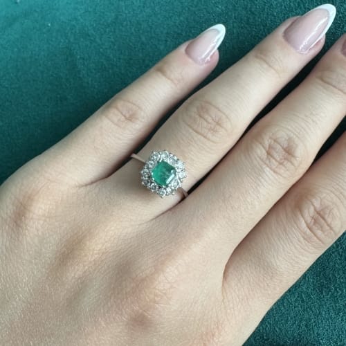 55 Bague halo en or blanc avec émeraude et diamants 58 Facettes 42673