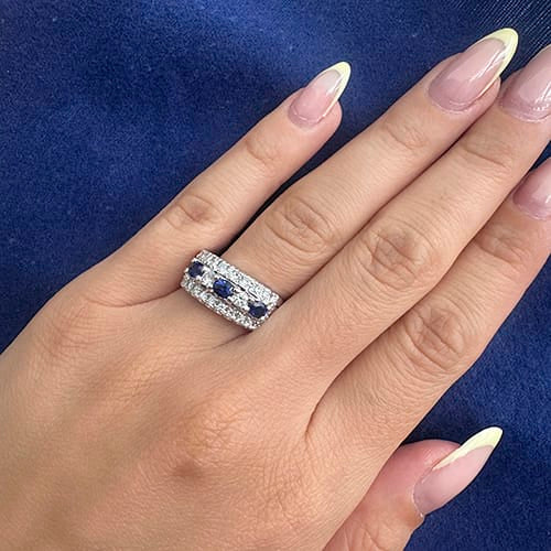 54 Bague bandeau en or blanc, saphirs et diamants 58 Facettes 28841