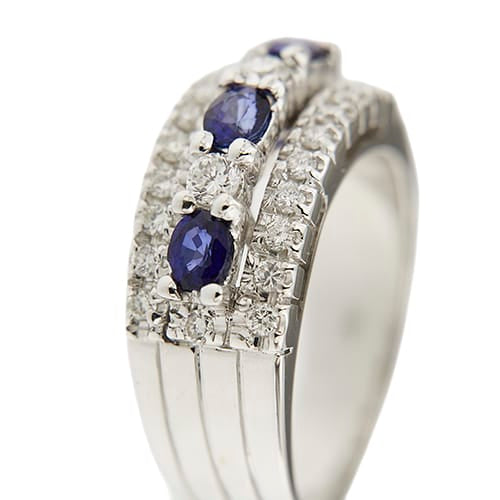 54 Bague bandeau en or blanc, saphirs et diamants 58 Facettes 28841