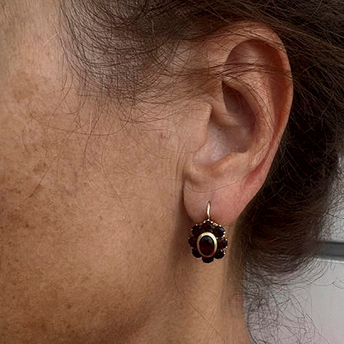 Boucles d'oreilles dormeuses en or jaune et grenats 58 Facettes 40300