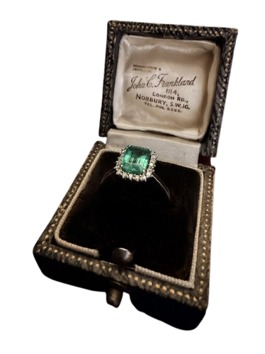 Bague en or blanc 18K avec émeraude et diamants