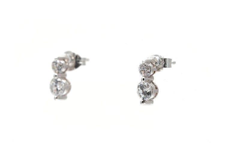 Boucles d'oreilles Boucles d'oreilles contemporaines en or blanc 18 carats serties de zirconiums 58 Facettes 23960