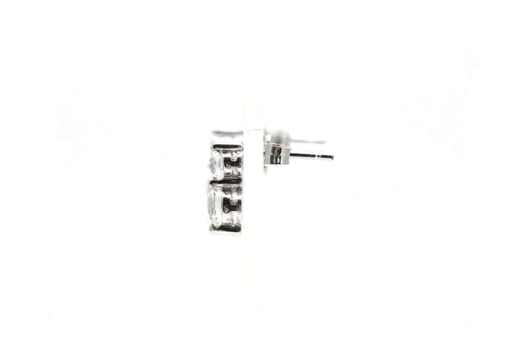 Boucles d'oreilles contemporaines en or blanc 18 carats serties de zirconiums 58 Facettes 23960