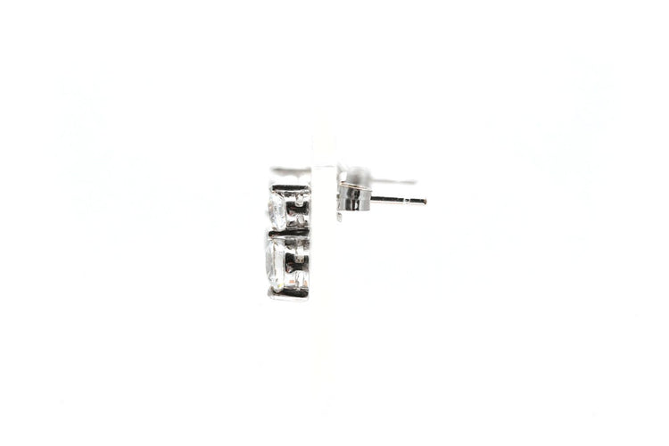 Boucles d'oreilles Boucles d'oreilles contemporaines en or blanc 18 carats serties de zirconiums 58 Facettes 23960