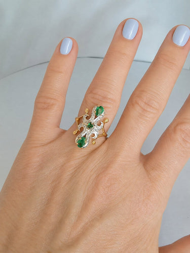 56.5 Bague marquise en or jaune et blanc 18K, émeraudes et diamants 58 Facettes 1796