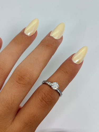 48 Tiffany & Co - Bague solitaire en platine et diamant 58 Facettes 2201