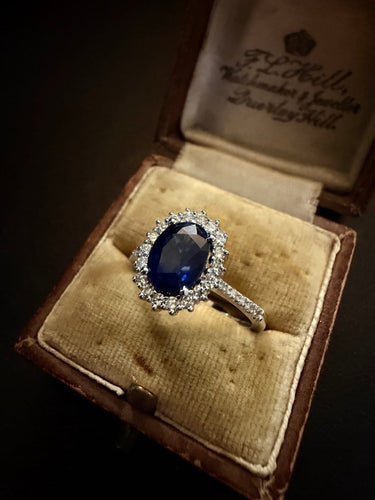55 Bague en or blanc avec saphir et diamants 58 Facettes AN85MT
