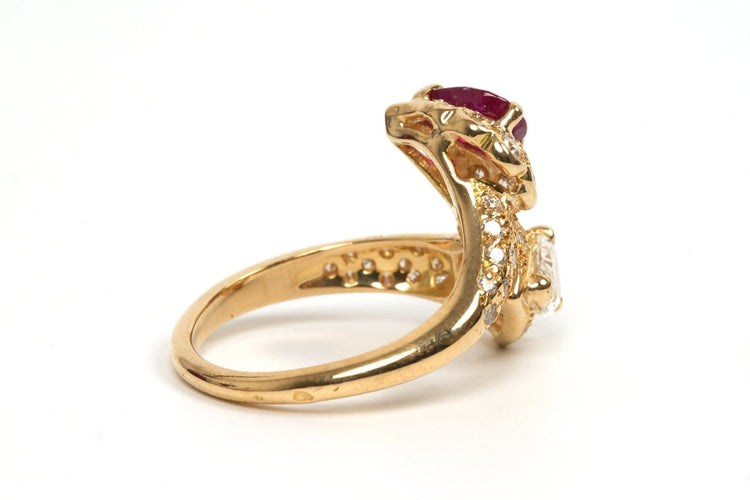 54 Bague contemporaine en or jaune, rubis et diamants 58 Facettes 21866