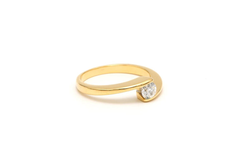 52 Bague contemporaine en or jaune 18 carats et diamant 58 Facettes 22350