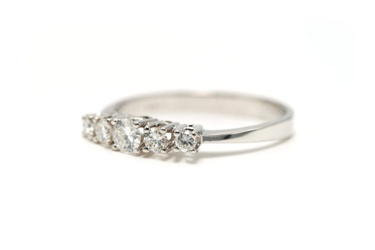 61 Bague contemporaine en or blanc et diamants 58 Facettes 22734