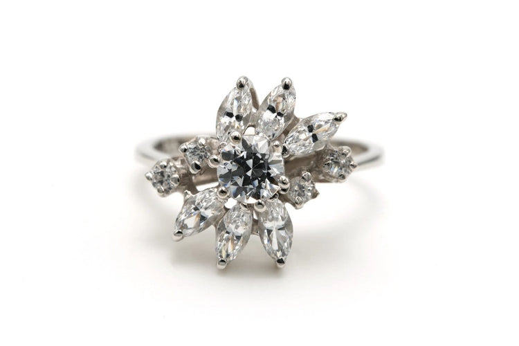 51 Bague contemporaine en or blanc 14 carats sertie de zirconiums 58 Facettes B746