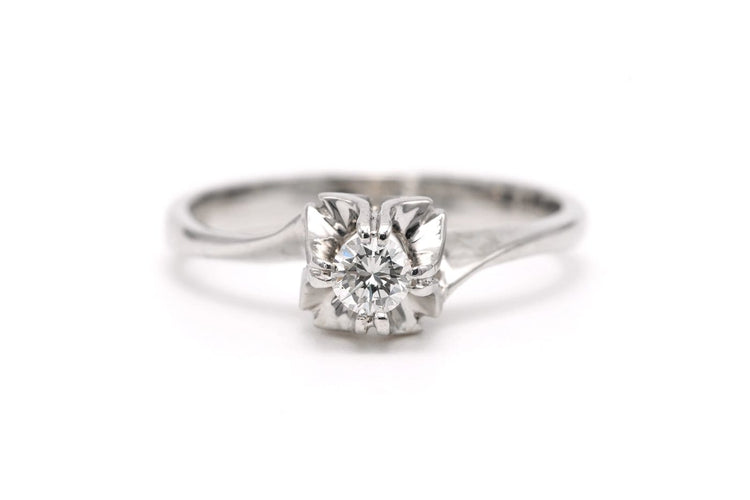 56 Bague contemporaine en or blanc 18 carats et diamant 58 Facettes 23103