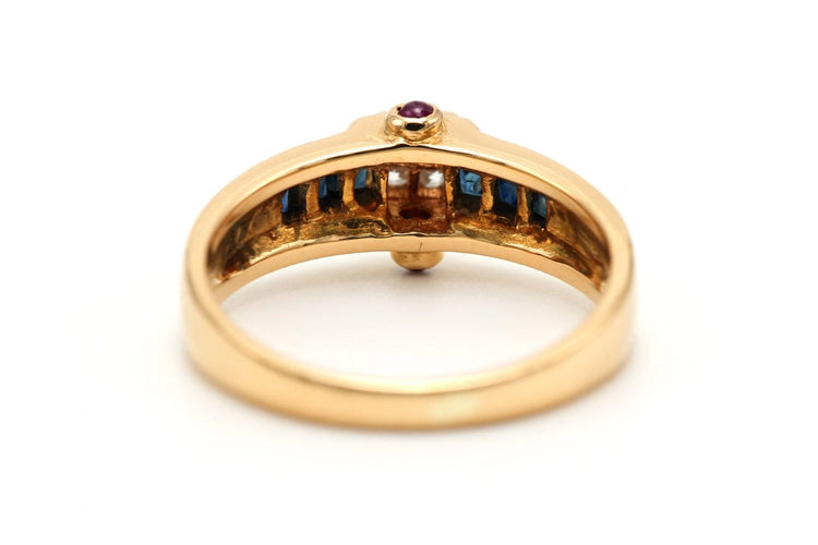 52 Bague contemporaine en or jaune, saphirs, rubis et diamants 58 Facettes 23176