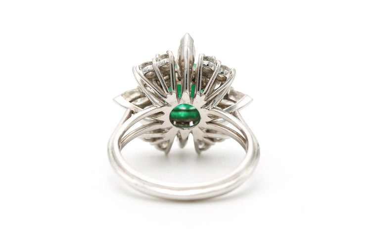 53 Bague contemporaine en or blanc, émeraude et diamants 58 Facettes 23331