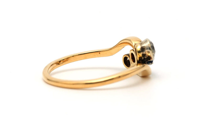 54 Art Nouveau - Bague en or jaune, saphir et diamants 58 Facettes B807