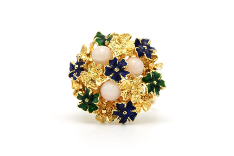 53 Années 70 - Bague en or jaune, émail et corail blanc 58 Facettes 23464