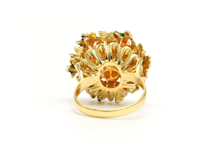 53 Années 70 - Bague en or jaune, émail et corail blanc 58 Facettes 23464