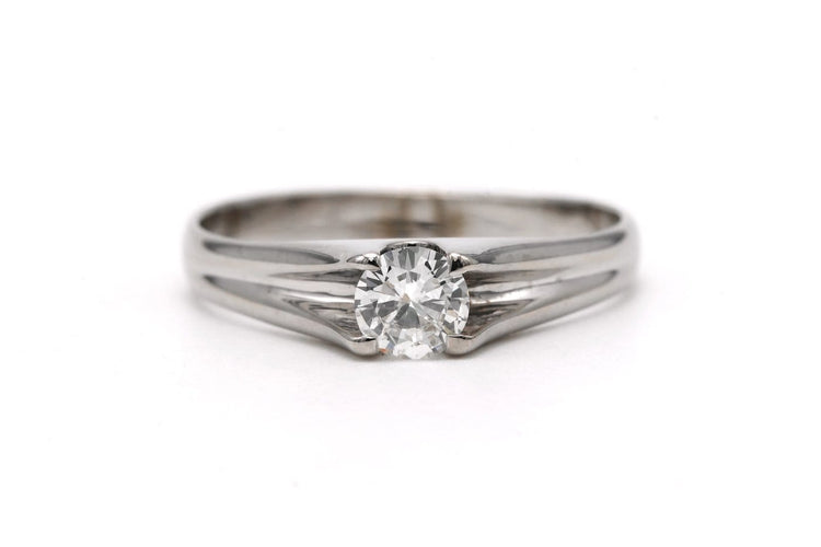 55 Bague années 70 en or blanc 18 carats et diamant 58 Facettes 23759