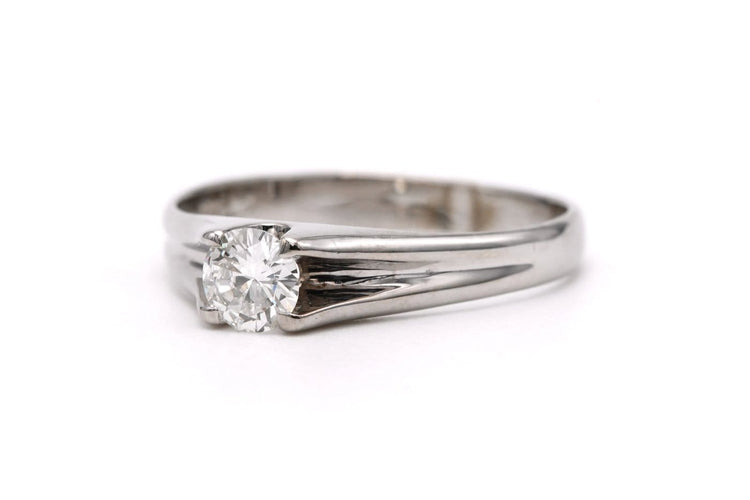55 Bague années 70 en or blanc 18 carats et diamant 58 Facettes 23759