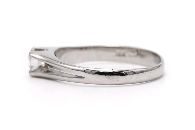 55 Bague années 70 en or blanc 18 carats et diamant 58 Facettes 23759