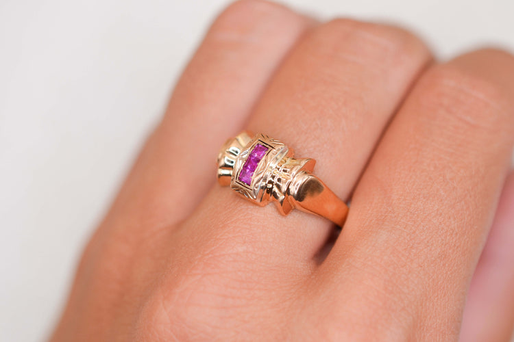 https://cdn.shopify.com/s/files/1/0963/7950/2920/files/bague-ancienne-vintage-tank-rubis.jpg?v=1788162892