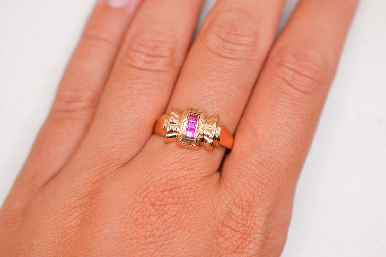 https://cdn.shopify.com/s/files/1/0963/7950/2920/files/bague-vintage-or-jaune-rubis.jpg?v=1788162892