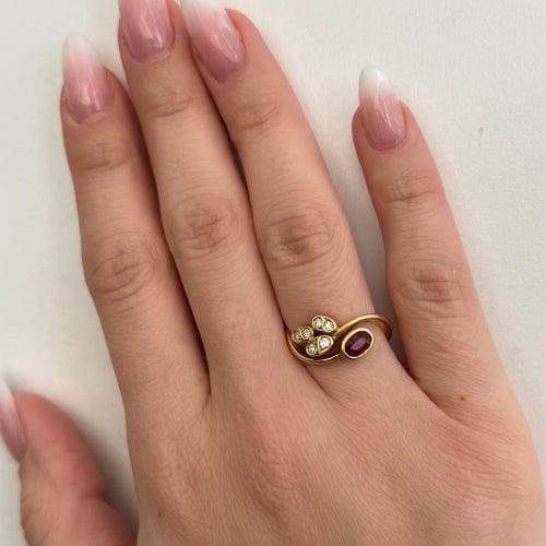Bague 54 Bague contrariée en or jaune 18 ct avec rubis et diamants 58 Facettes 28379
