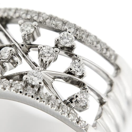 Bague 63 Bague jonc ajourée en or blanc 18 ct et diamants 58 Facettes 24534