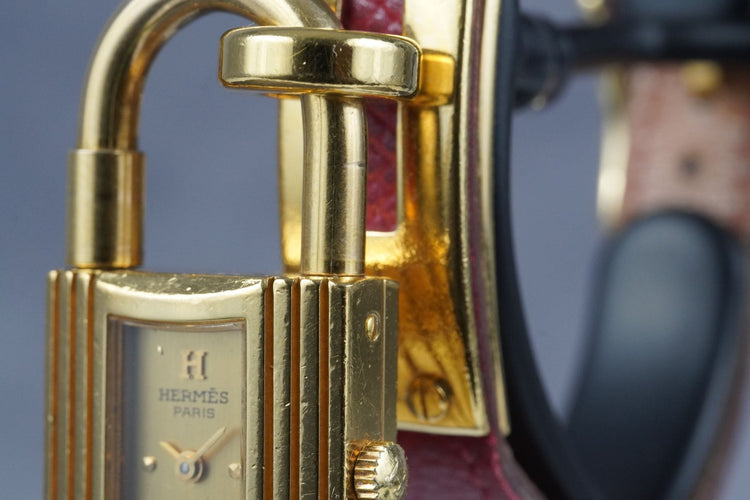 Hermès Kelly - Montre plaqué or bracelet cuir rouge 58 Facettes TOT-11286