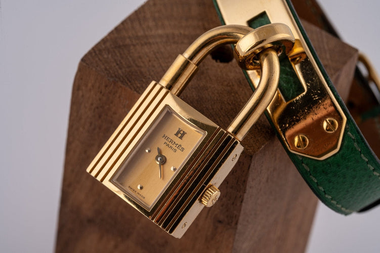 Hermès Kelly - Montre plaqué or cuir vert 58 Facettes TOT-02370