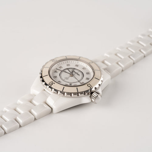 Chanel J12 - Montre en céramique blanche et diamants 58 Facettes TOT-02272