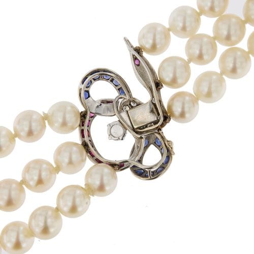 Collier Collier - Perles Akoya trois rangs en or blanc 18 ct, diamants, saphirs et rubis 58 Facettes 31430