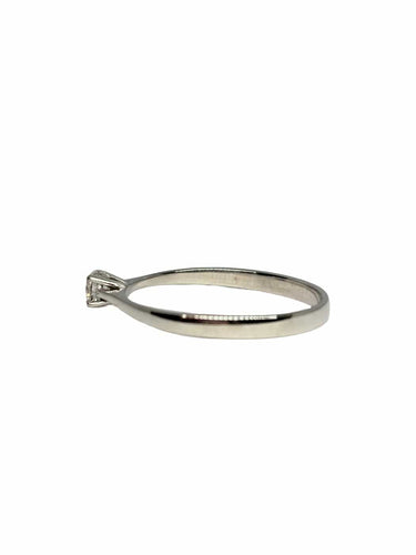 56 Bague solitaire en or blanc 18K et diamant 58 Facettes 2207