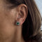Boucles d'oreilles Boucles d'oreilles - Clous carrés en or blanc 18 ct, émeraudes et diamants 58 Facettes 1609